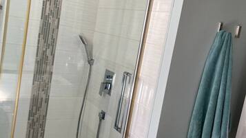 Douche, sĂšche-cheveux, serviettes fournies, savon