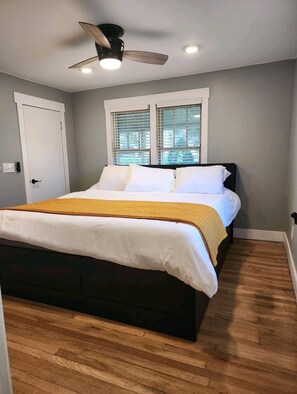 4 bedrooms, iron/ironing board, free WiFi, bed sheets - King & Queen Master Suites -3 Full Bathrooms -1 Mile to Town -30 Mins to Bristol (Damascus)