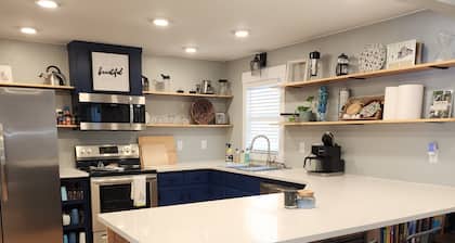 King & Queen Master Suites -3 Full Bathrooms -1 Mile to Town -30 Mins to Bristol