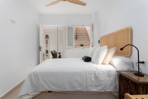 Safe på rommet, strykejern/-brett, wi-fi (inkludert) og sengetøy