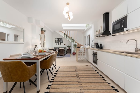 Réfrigérateur, four à micro-ondes, un four, surface de cuisson