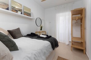 3 chambres, coffres-forts dans les chambres, fer et planche à repasser