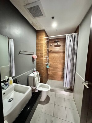 Towels, soap, shampoo, toilet paper - The Penthouse @ The Radiance

 (Pasay)