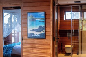 高级套房, 海景 | 浴室 | 淋浴设施、毛巾、肥皂、洗发水