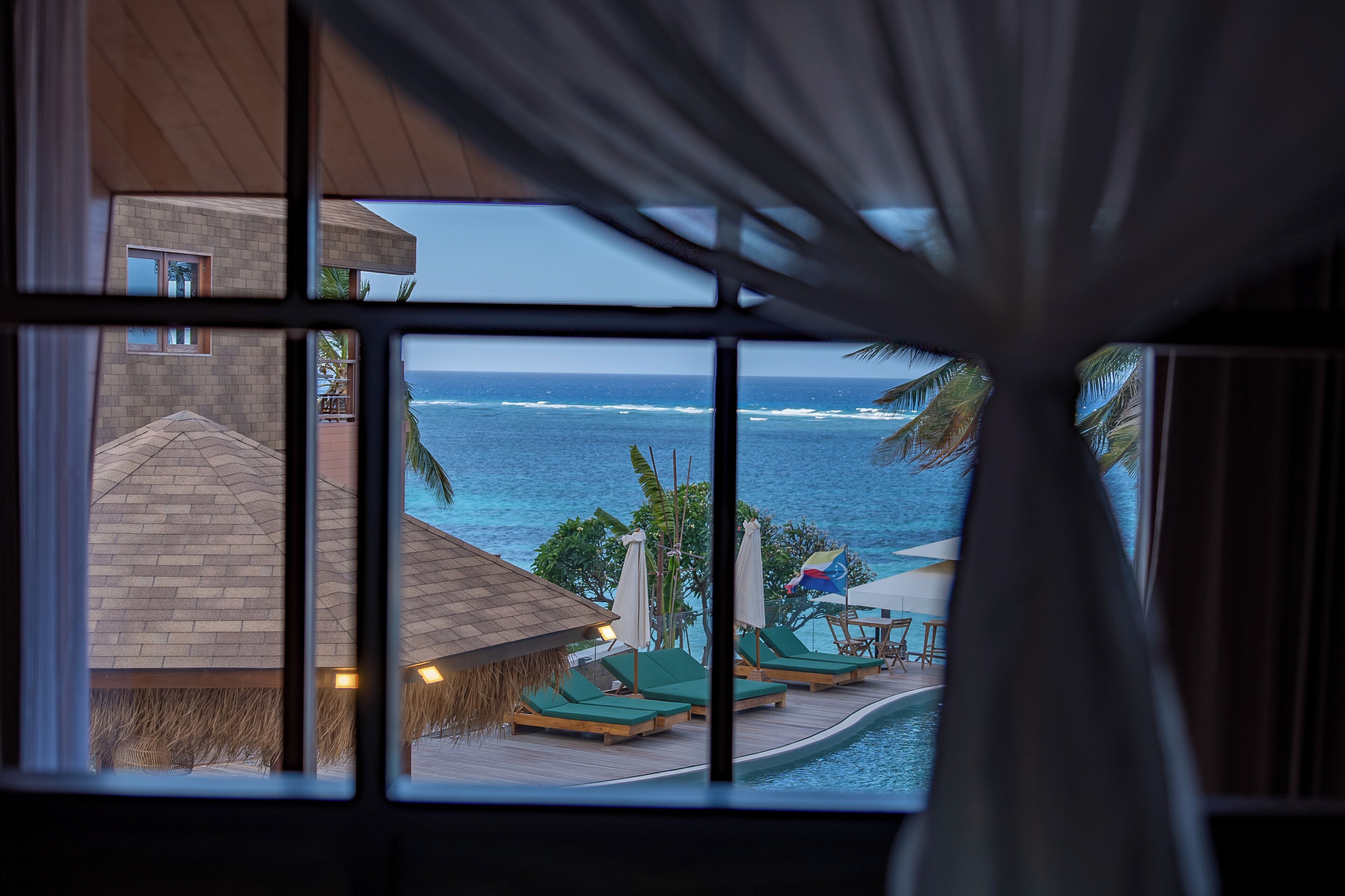 Kahden hengen deluxe-huone, näköala uima-altaalle | Pimennysverhot, äänieristys, silitysrauta/-lauta, ilmainen Wi-Fi