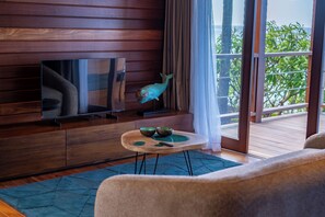 Suite superior, vista al mar | Área de sala de estar