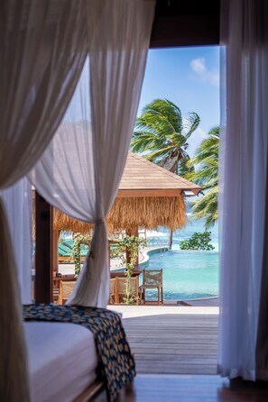 Kamar Double Junior, pemandangan kolam renang | Tirai kedap cahaya, kedap suara, setrika/meja setrika, dan Wi-Fi gratis