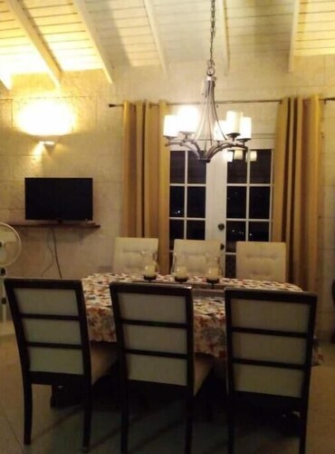 Mi Casa Su Casa Apartments Lovely 5 minutes from Oistins Beach and the airport  