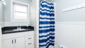 Ducha, toallas y papel higiénico