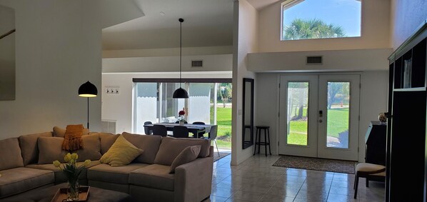Smart TV, books - Sunset Cove at Champions! Book this very private (Clermont)