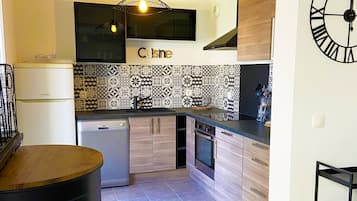 Een koelkast, een microgolfoven, een oven, een kookplaat