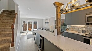 Mikrobølgeovn, ovn, kokeplater og oppvaskmaskin