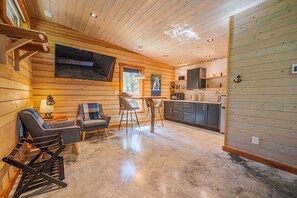 Living area - #4 CABIN COUPLES KING BED HOTTUB BEACH (Ucluelet)