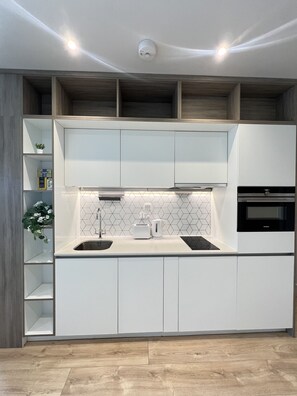 Kjøleskap, mikrobølgeovn, ovn og kokeplater