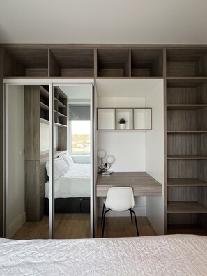 1 soverom, skrivebord, strykejern/-brett og reiseseng for barn