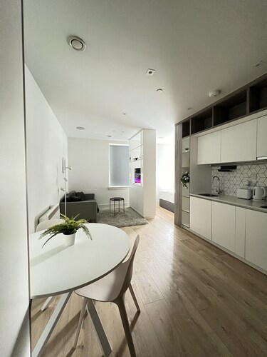 LUXURY HEATHROW AIRPORT VOYAGER HOUSE APARTMENTS 