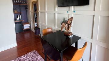 Room 3 | Individually decorated, individually furnished, laptop workspace