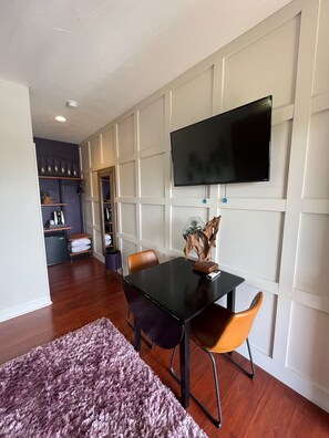 Room 3 | Individually decorated, individually furnished, laptop workspace - The Guesthouse at The Lonely Oak (Llano)