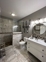 Quarto | Banheiro | Chuveiro, produtos de toalete grátis, secador de cabelo 