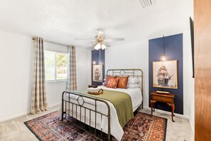 3 chambres, fer et planche à repasser, lit de bébé portatif