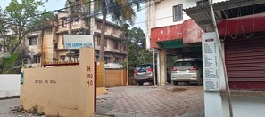 Un edificio residencial con un letrero que dice 'The Lemon House' y un letrero con la inscripción '5TICK NO BILL'.