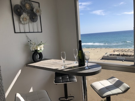 Outdoor dining. Face à la Mer Pour 4pers, Wifi Bbox, Parking Privé, Loggia vue sur le Canigou