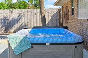 Outdoor spa tub - NEW! ~Sundancer~ Huge Pool ~ Hot Tub ~ Game Room ~ Upscale (navarre)