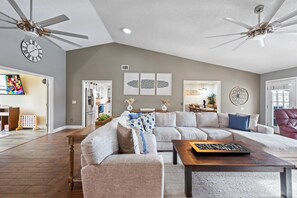 Smart TV, fireplace, video games, table tennis - NEW! ~Sundancer~ Huge Pool ~ Hot Tub ~ Game Room ~ Upscale (navarre)