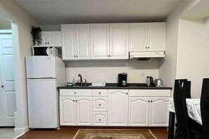 Fridge, microwave, oven, stovetop - Private suite, separate entrance, central location (Surrey)