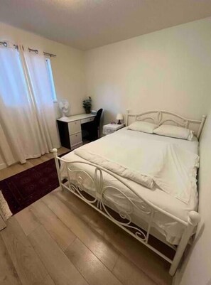 1 bedroom, iron/ironing board, free WiFi, bed sheets - Private suite, separate entrance, central location (Surrey)