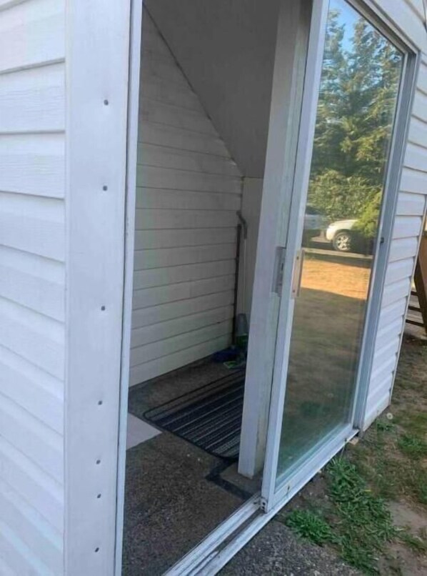 Exterior detail - Private suite, separate entrance, central location (Surrey)