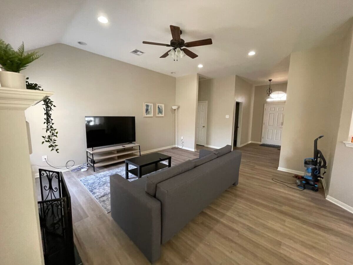 The Beauteous Modern - 3 BDR 2 BTR Home of Temple