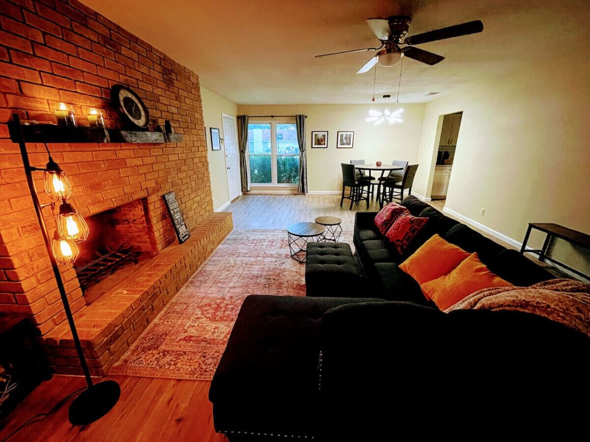 A Vibrant Paradise - 3 BDR 2 BTH Home of Temple