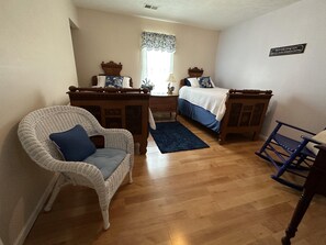 6 bedrooms, desk, free WiFi, bed sheets - Secluded Large Group Cabin with a Hot Tub and Wi-Fi (Campton)