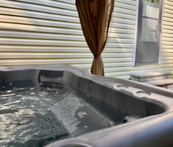 Outdoor spa tub - Secluded Large Group Cabin with a Hot Tub and Wi-Fi (Campton)
