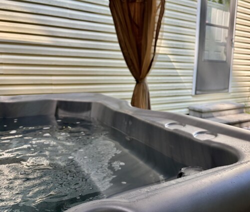 Secluded Large Group Cabin with a Hot Tub and Wi-Fi
