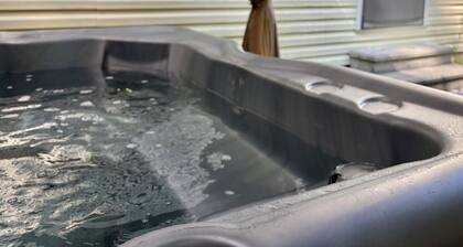 Secluded Large Group Cabin with a Hot Tub and Wi-Fi