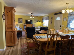Dining - Secluded Large Group Cabin with a Hot Tub and Wi-Fi (Campton)