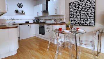 Standard Apartment, Non Smoking | Private kitchen | Fridge, microwave, oven, stovetop