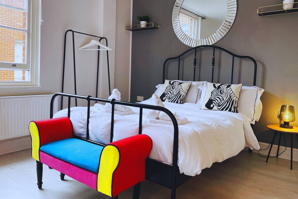 Iron/ironing board, free WiFi, bed sheets