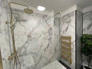 Standardlejlighed - ikke-ryger | Badeværelse | Bruser, gratis toiletartikler, hårtørrer, håndklæder