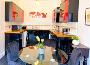 Departamento estándar, para no fumadores | Cocina privada | Refrigerador, microondas, horno y parrilla de estufa 