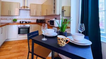 Lemari es, microwave, oven, dan kompor