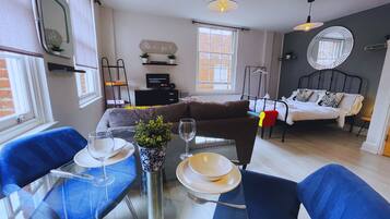 Classic Studio | Living area | Smart TV