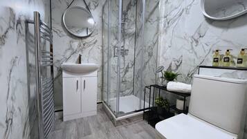 Classic Studio | Bathroom | Shower, free toiletries, hair dryer, towels