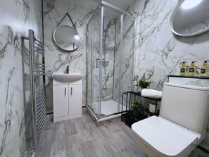 Klassieke studio | Badkamer | Een douche, gratis toiletartikelen, een haardroger, handdoeken