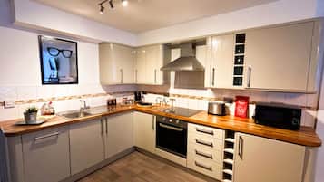 Apartamento standard, para não fumantes | Cozinha privada | Geladeira, micro-ondas, fogão, cooktop