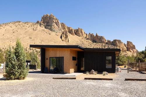 Private Retreat Steps to Smith Rock | Quiet Luxury & Hot Tub