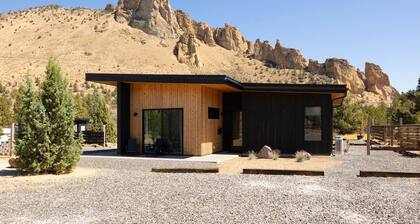 Private Retreat Steps to Smith Rock | Quiet Luxury & Hot Tub