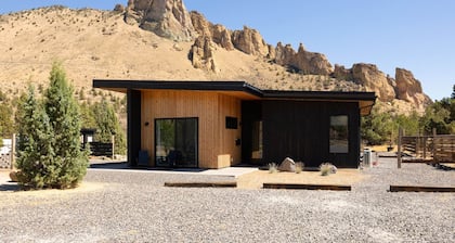 Private Retreat Steps to Smith Rock | Quiet Luxury & Hot Tub